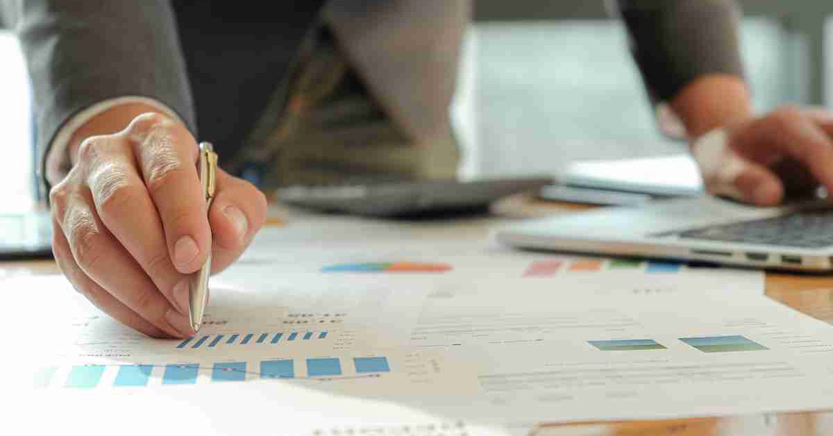 men with pen laptop and-mobilephone